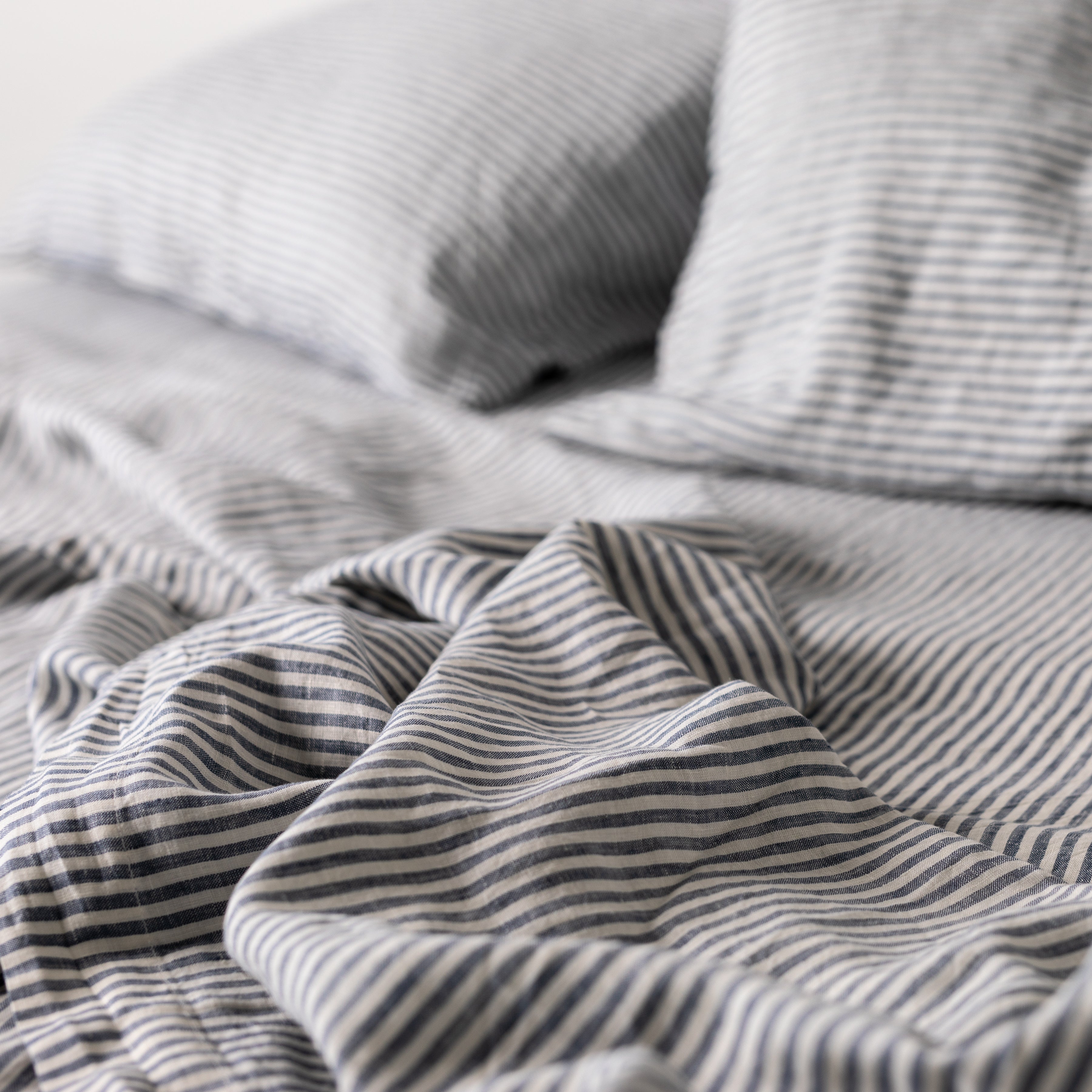 Black and white striped pillow cases discount